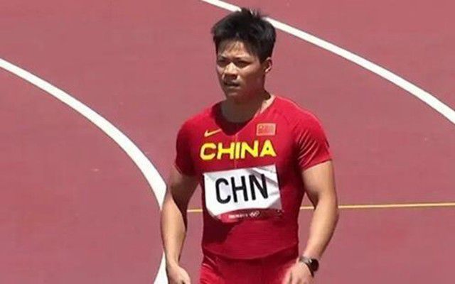 公主沦为奴被扒开腿用刑具调教